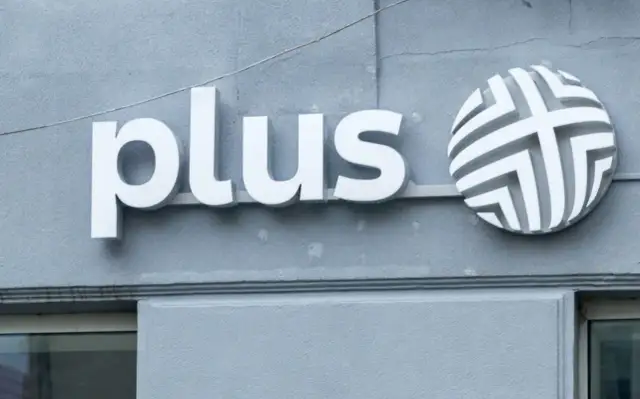 Logo sieci Plus. Dowiedz się, jak sprawdzić stan konta Plus na kartę, aby zawsze mieć środki na rozmowy i internet.