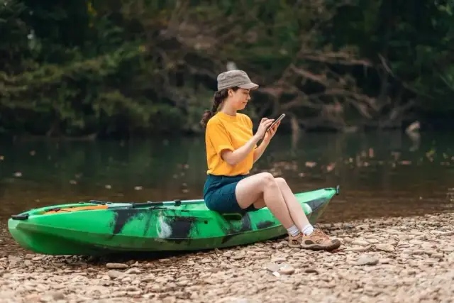Nie strać sprzętu! Jak zabezpieczyć rzeczy w kajaku?