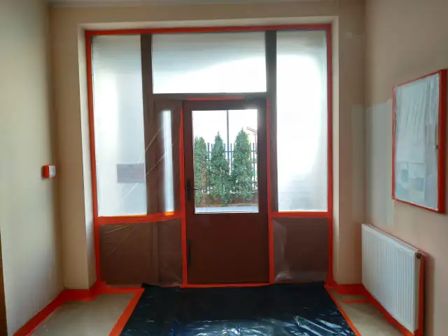 Jak okleić okna przed malowaniem? Praktyczne porady, które musisz znać