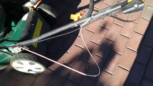 Jak wymienić linkę napędu kosiarki? Poradnik krok po kroku