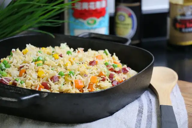 Ingrédients essentiels du riz cantonais pour un plat réussi