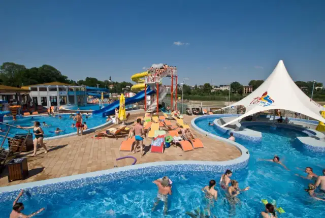 Termy Uniejów: Ile osób odwiedza kompleks? Frekwencja i limity