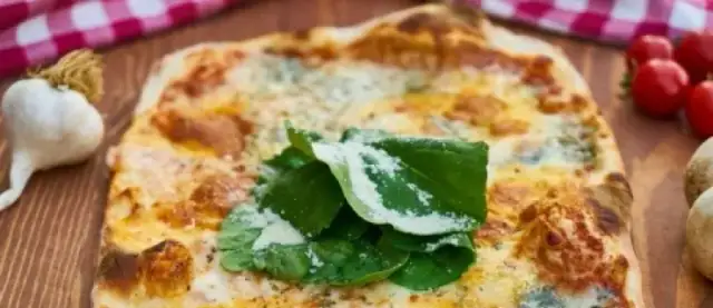 Kiedy powstała pizza? Poznaj zaskakującą historię tego dania