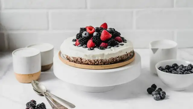 Przepis na fit sernik na zimno na owsianym spodzie - zdrowy deser bez cukru