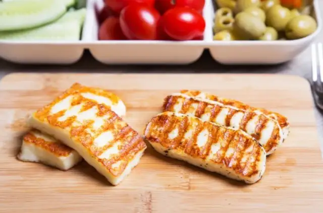 Co to jest ser halloumi? Odkryj jego smak i zastosowanie w kuchni