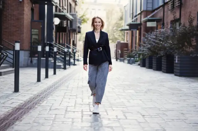 Spodnie boyfriend damskie dla kogo? Odkryj, kto w nich świetnie wygląda