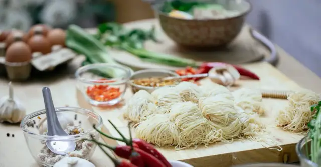 Szaszłyki drobiowe z piekarnika: grill bez dymu i hałasu sąsiadów