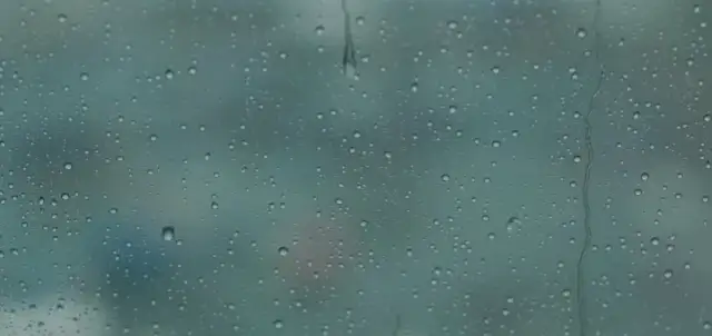 Skuteczne sposoby na parujące okna w domu – uniknij problemów z wilgocią