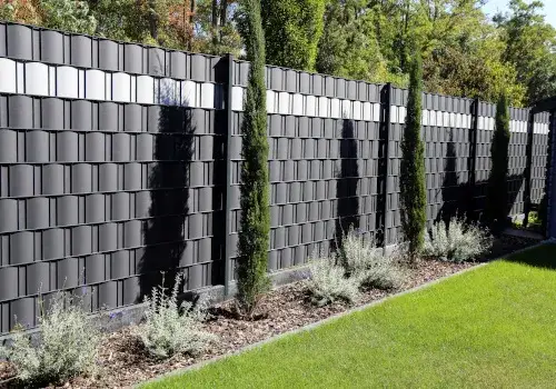 Jak skutecznie zasłonić ogrodzenie z siatki i poprawić estetykę ogrodu