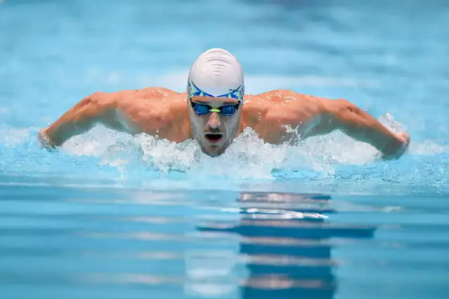 Jak się pływa delfinem: uniknij najczęstszych błędów w technice