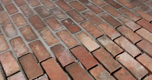 Jak zrobić podłogę z cegły - uniknij najczęstszych błędów i kosztów