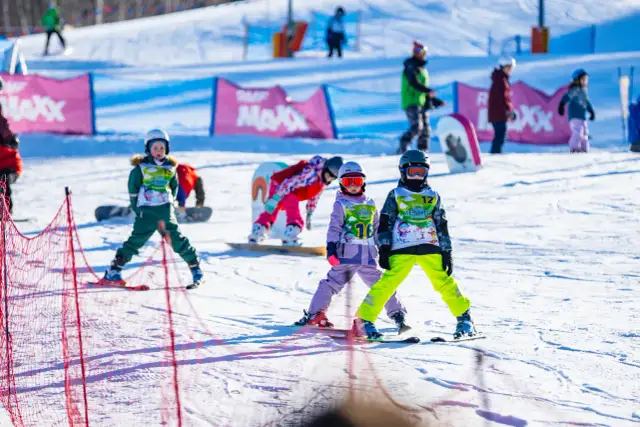 Dzieci na stoku uczą się jeździć na nartach. Warto wiedzieć, jak dobrać spodnie narciarskie, by było im ciepło i wygodnie.