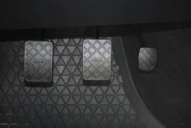 Jak cofać samochodem sprzęgło - uniknij najczęstszych błędów