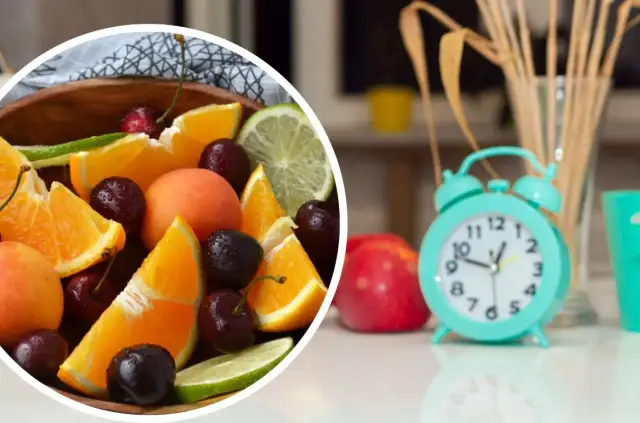 Owoce wieczorem - do której godziny jeść? Mit 18:00 obalony