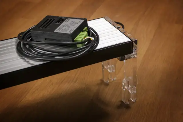 Elementy do samodzielnego wykonania oświetlenia do akwarium: aluminiowa listwa, sterownik Palabras i przezroczyste podpórki.