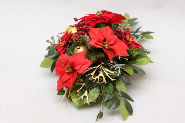 Jak ozdobić pomnik na cmentarzu, aby oddać hołd bliskim?