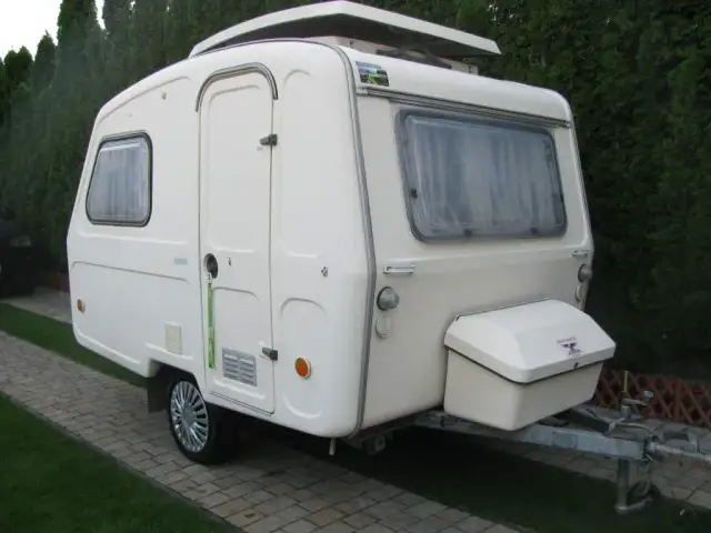 Ile waży przyczepa kempingowa Niewiadów N126E? Sprawdź szczegóły.