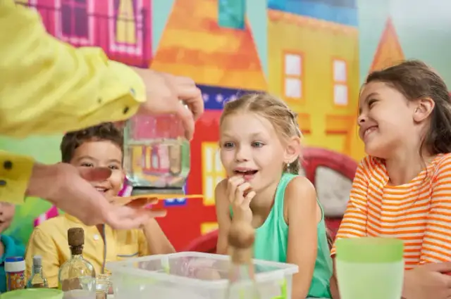 Eksperymenty dla dzieci z wodą i solą, które zachwycą każdego malucha