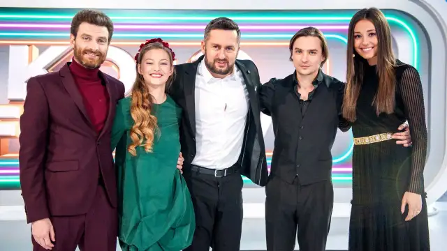 Pięć osób na scenie, w tym młoda dziewczyna w zielonej sukience. Chcesz wiedzieć, koło fortuny jak się zgłosić?