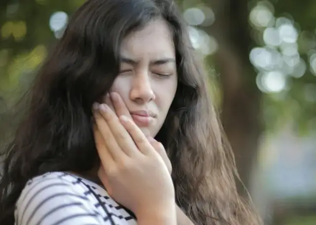 Skuteczne sposoby na ból zęba przy karmieniu piersią bez ryzyka dla dziecka