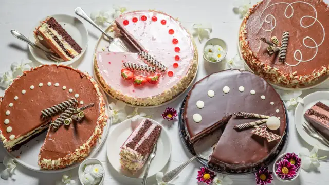 Pyszne ciasta na imprezy przepisy, które zachwycą Twoich gości