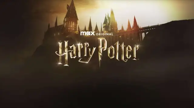 Hogwart w blasku zachodzącego słońca, logo "Harry Potter" i napis "max ORIGINAL" zapowiadają nowy serial.