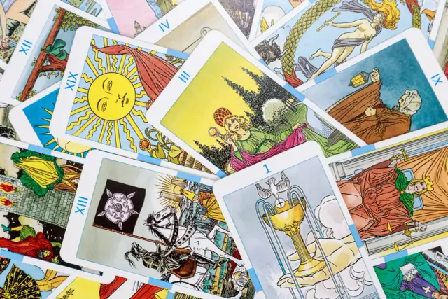 Ile kosztuje tarot? Ceny kart i wróżb w Polsce, które zaskakują