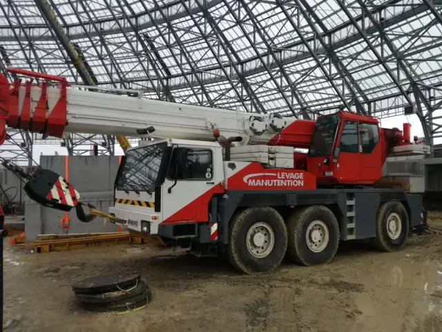 Jak wygląda dźwig? Odkryj fascynującą budowę i funkcje dźwigów