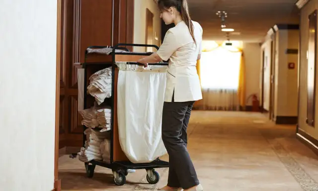 Ile zarabia pokojowa w hotelu? Zaskakujące fakty o wynagrodzeniach