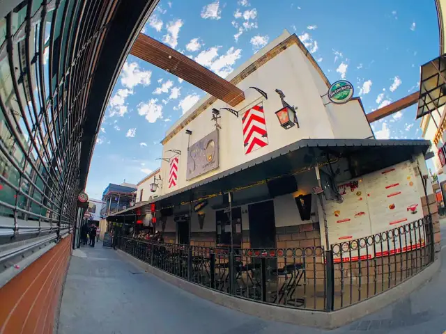 Descubre el Sótano Suizo Tijuana: Fondue y Chamorro desde 1986