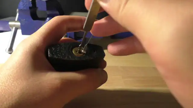 Jak otworzyć kłódkę do skrzynki elektrycznej bez klucza i uniknąć problemów