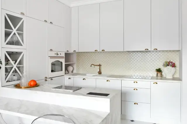 Jakie płytki do kuchni na wysoki połysk? Odkryj ich zalety i wady