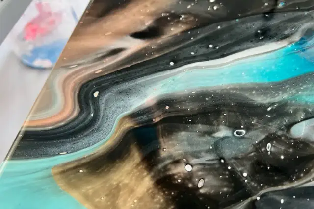 Malarstwo akrylowe: proste techniki i materiały dla początkujących