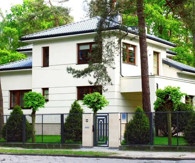 Jakie odległości drzew od granicy działki mogą uchronić przed sporami?