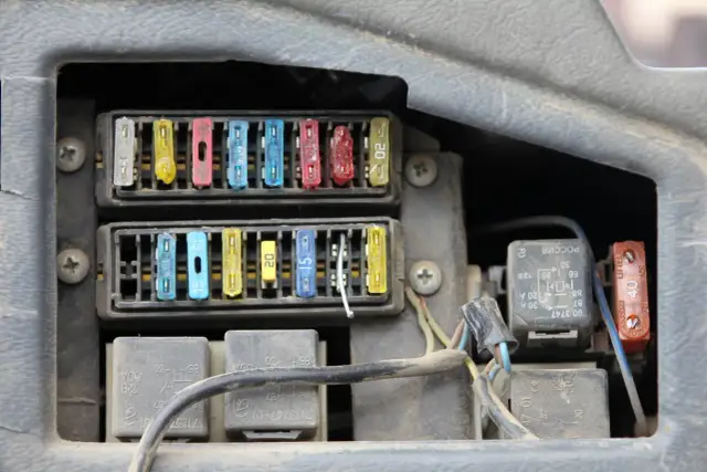 Jak podłączyć radio w ciągniku – uniknij najczęstszych błędów instalacji