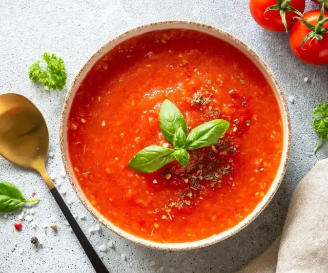 Jak doprawić zupę pomidorową? Sekret idealnego smaku Kazimierza