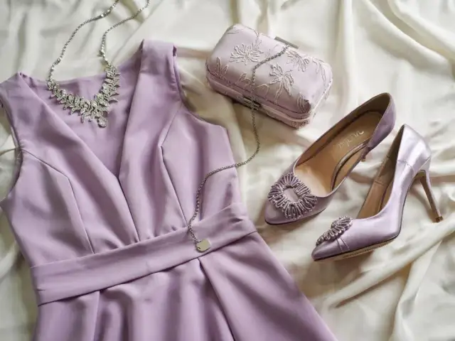 Jaka biżuteria do fioletowej sukienki? Sprawdź porady!