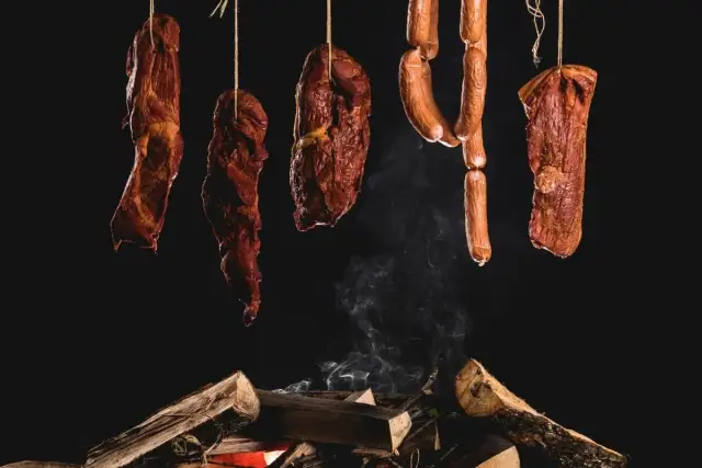 Najlepsze drewno do wędzenia kiełbasy: Smak i aromat jak u mistrza