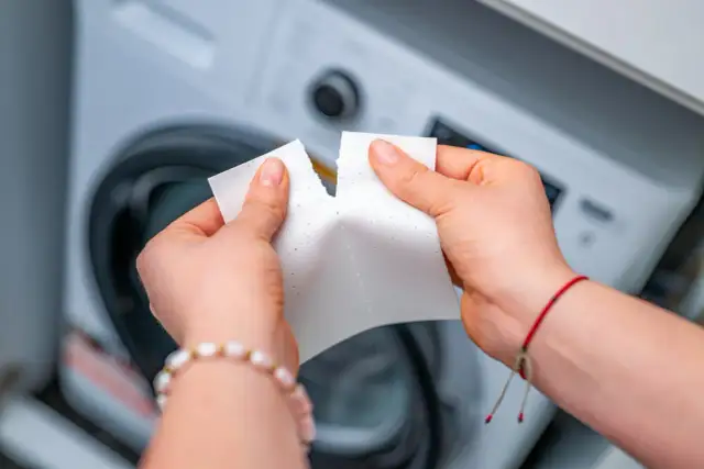 Jak usunąć stare plamy z kolorowych ubrań bez ryzyka uszkodzenia tkanin