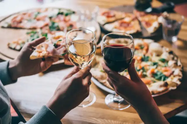 Jakie wino do pizzy? Odkryj idealne parowanie smaków dla siebie