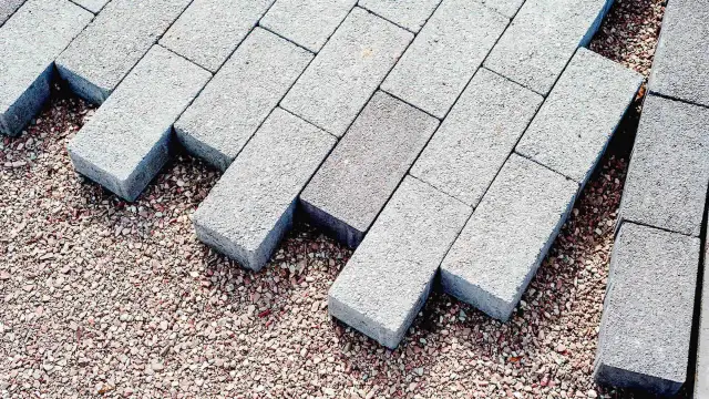Ile kosztuje podjazd z kostki brukowej? Pełna wycena 2026!
