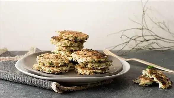 Jaki sos do placków z cukinii? Odkryj najlepsze przepisy i smaki