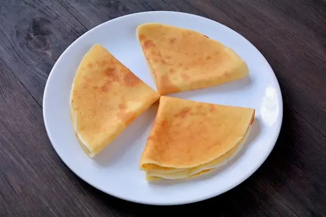 Naleśnik z serem: 250-450 kcal? Sprawdź, jak obniżyć kalorie!