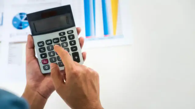 Ręce liczą na kalkulatorze, analizując wykresy. Zastanawiasz się, ile kosztuje napisanie apelacji przez adwokata?