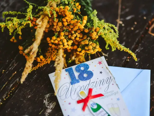 Kartka urodzinowa DIY: Pomysły, techniki i poradnik krok po kroku