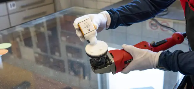 Rysy na lustrze: pasta polerska czy domowe triki? Wybierz mądrze!