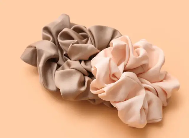 Jakie gumki do włosów wybrać, by nie zniszczyć włosów?