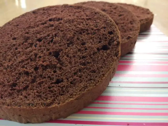 Jak nasączyć biszkopt czekoladowy? Przepisy na idealne poncze