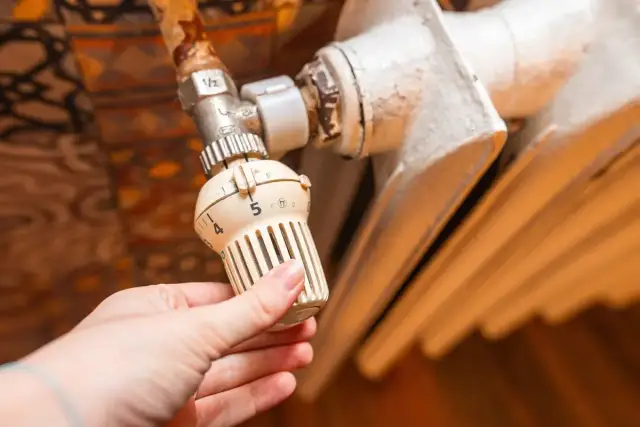 Kiedy grzeją w blokach? Poznaj ważne daty i warunki sezonu grzewczego