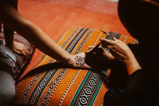 Gdzie zrobić tatuaż z henny? Odkryj najlepsze miejsca w Dubaju i Polsce